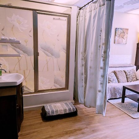 Uptown Area, Cozy King Suite, Quiet And Private, Free Parking, Walk To Restaurants 샬럿 외부 사진