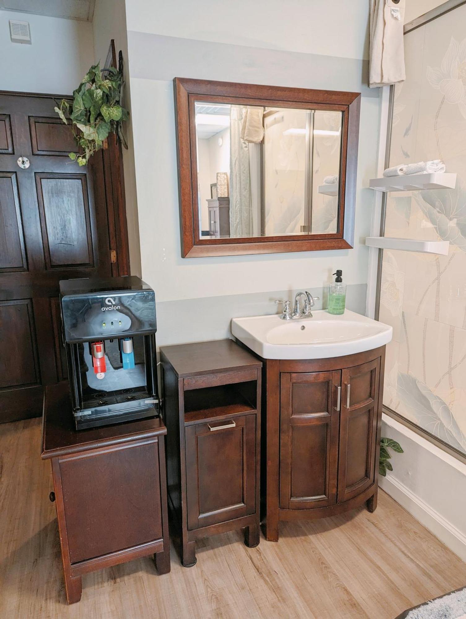 Uptown Area, Cozy King Suite, Quiet And Private, Free Parking, Walk To Restaurants 샬럿 외부 사진