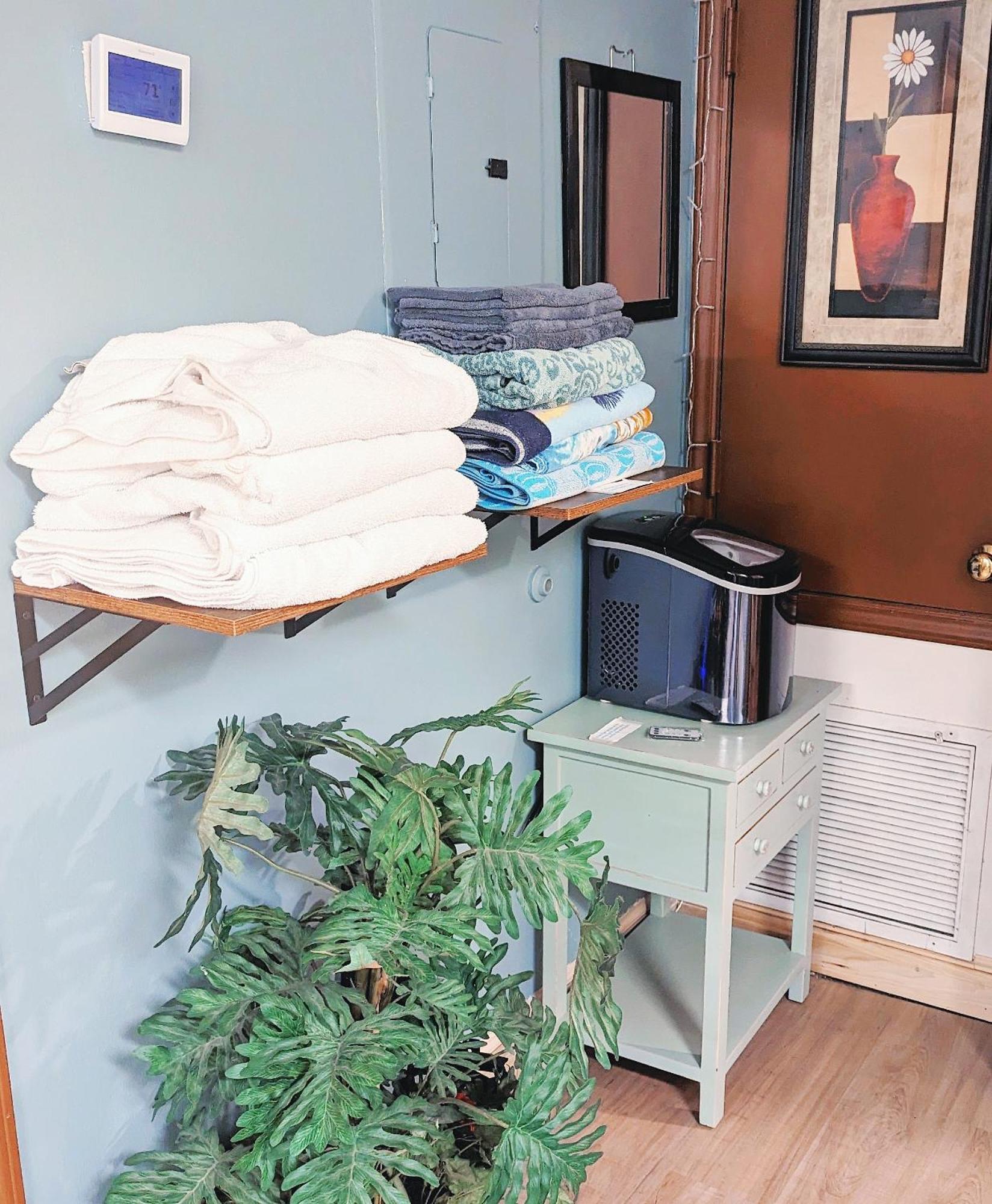 Uptown Area, Cozy King Suite, Quiet And Private, Free Parking, Walk To Restaurants 샬럿 외부 사진