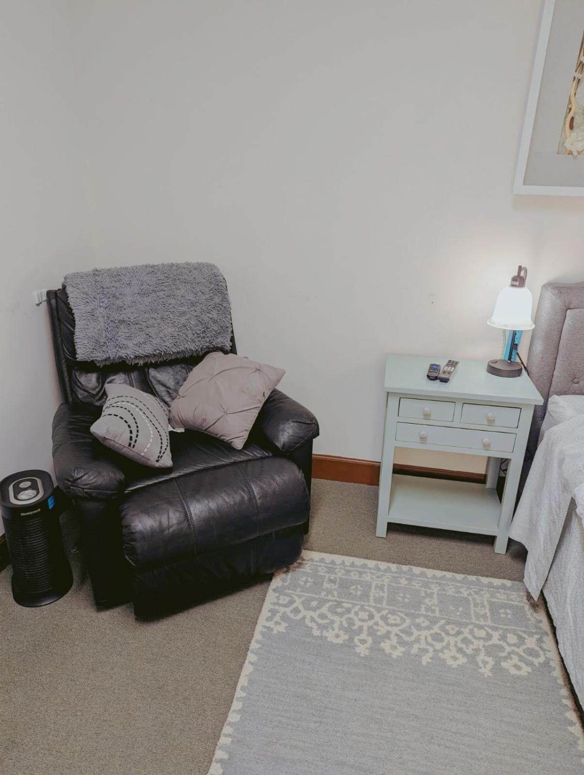 Uptown Area, Cozy King Suite, Quiet And Private, Free Parking, Walk To Restaurants 샬럿 외부 사진