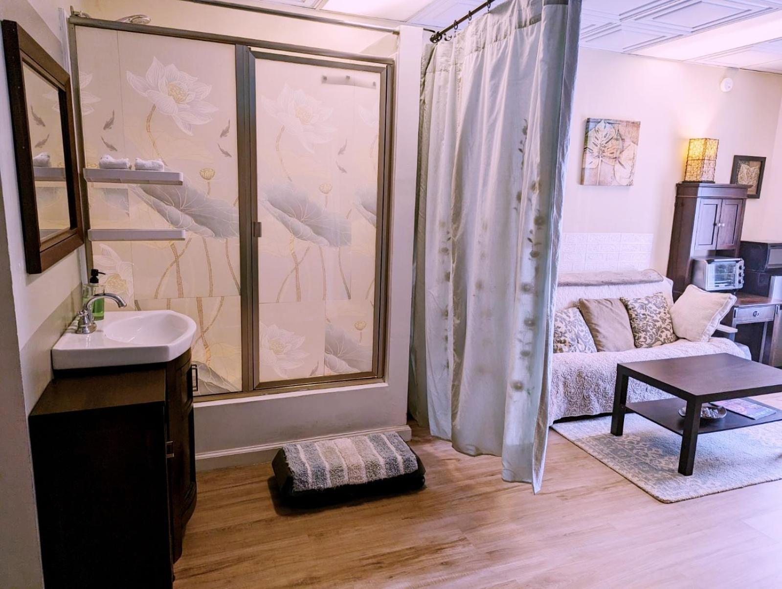 Uptown Area, Cozy King Suite, Quiet And Private, Free Parking, Walk To Restaurants 샬럿 외부 사진