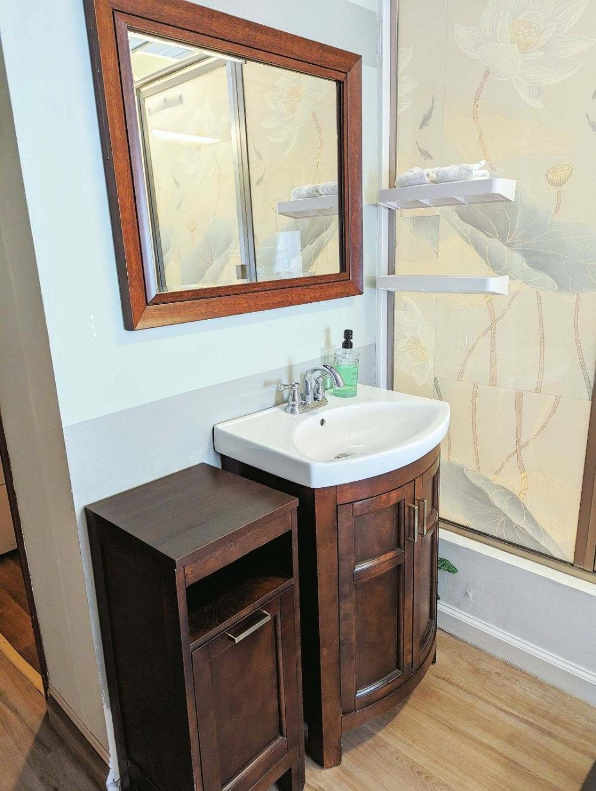 Uptown Area, Cozy King Suite, Quiet And Private, Free Parking, Walk To Restaurants 샬럿 외부 사진