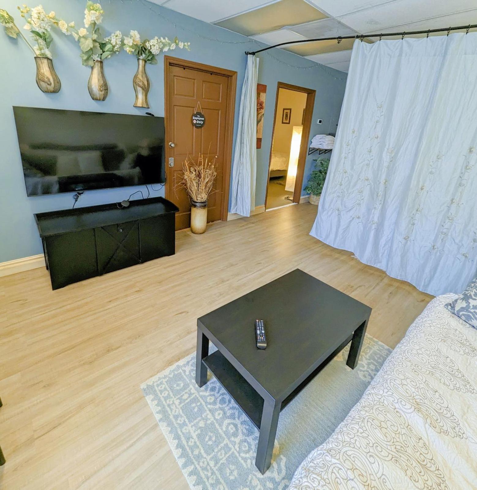 Uptown Area, Cozy King Suite, Quiet And Private, Free Parking, Walk To Restaurants 샬럿 외부 사진